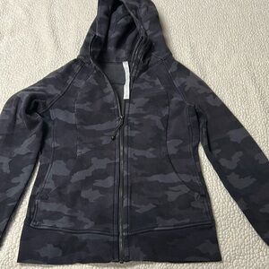 Lululemon / Women’s hoodie / Size: 6